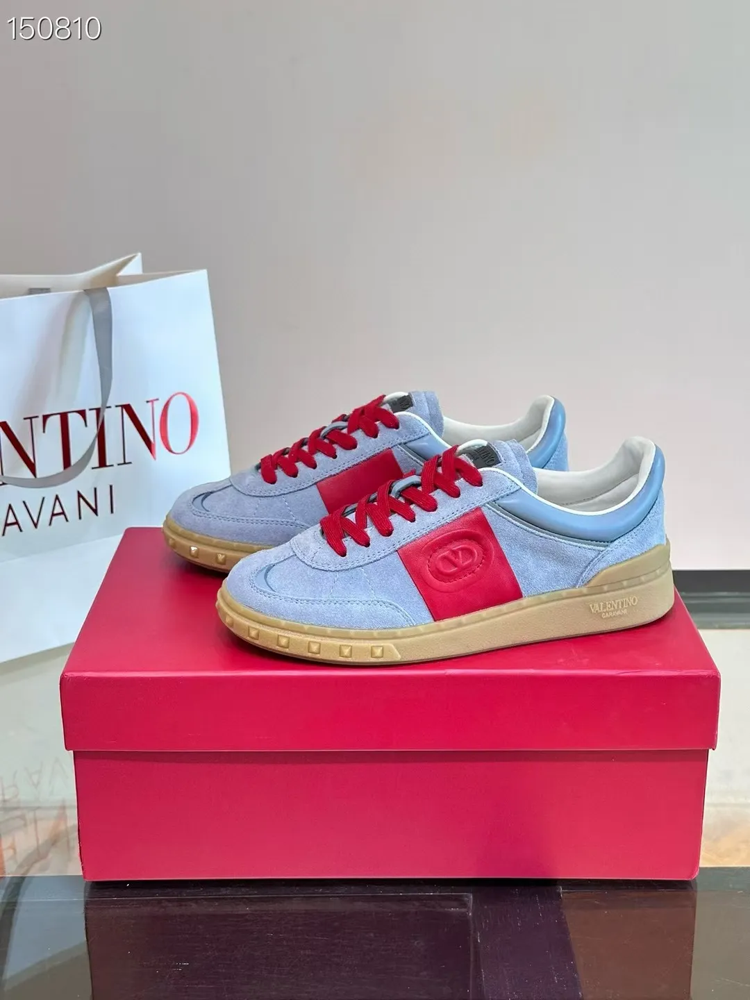 Men's men's shoes 💰440 [New style] 🐡🐡Original quality Top version on the market VALENTINO (Valentino) 2023 latest fashion week catwalk [couples 👫 style], unique design, fashionable people specialize in thin feet 🔥A fashion product of Baita [strong] Fabric: The toe is made of high mercerized triangular grain cowhide and A-grade full-grain cowhide tower, original lasting process Inner lining: cowhide lining + PU hanging mesh feet, heel and tongue decorated with VaIentin* shallow relief oversized rivets Size: 38-44 (45 can be customized